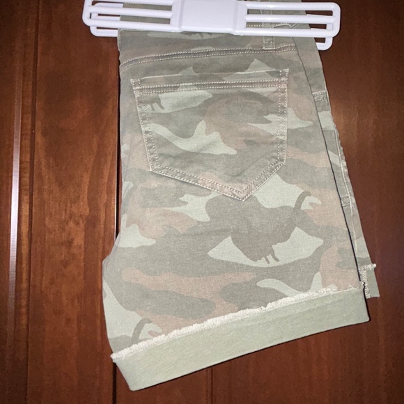 Women’s Rock & Republic Bumbershoot cuffed camo shorts - Picture 2 of 6